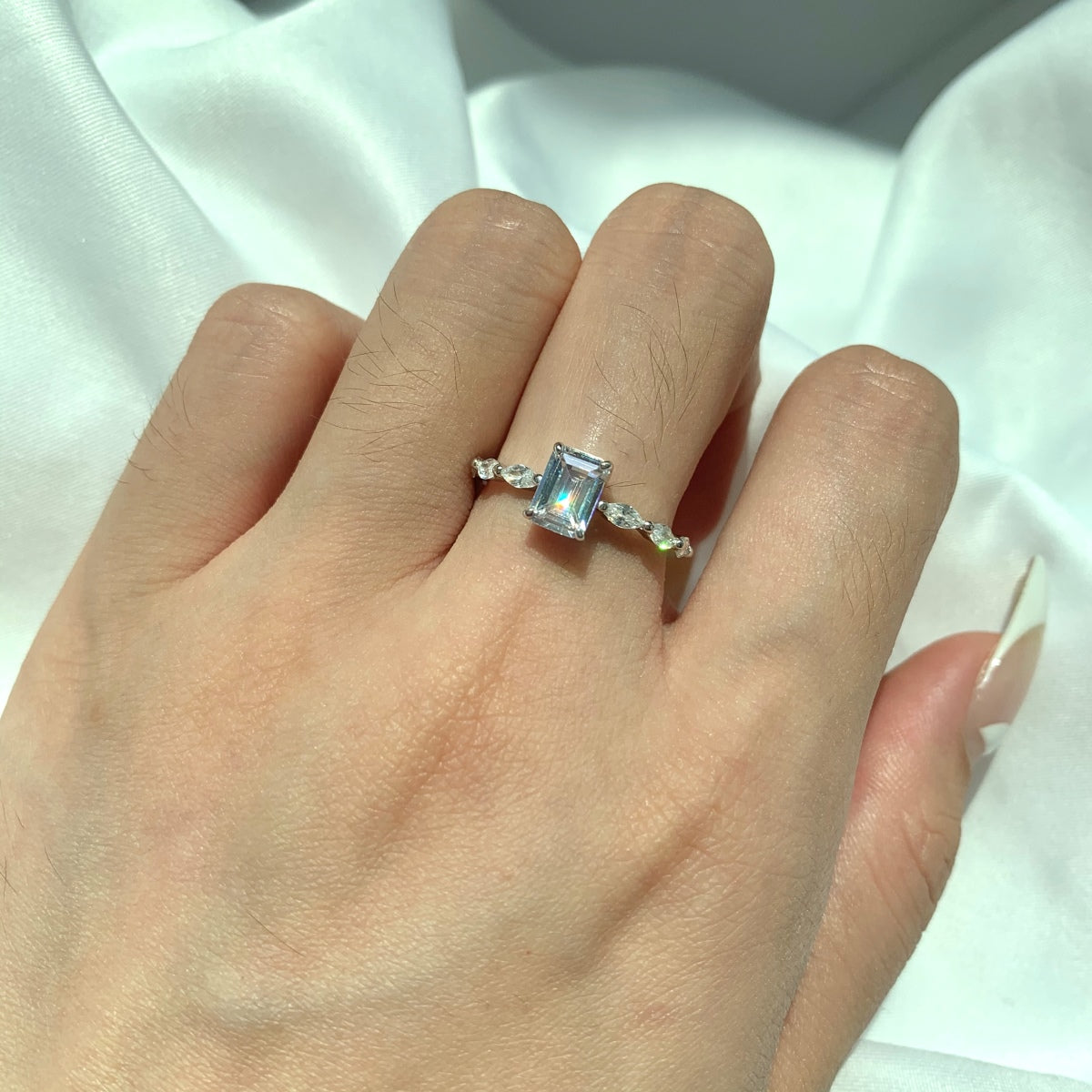 [Vivid Aurora]1.0 Carat Dainty Resplendent Radiant Cut Daily Ring